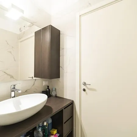 Apartament Moderno Bilocale 64mq Con Parcheggio E Palestra